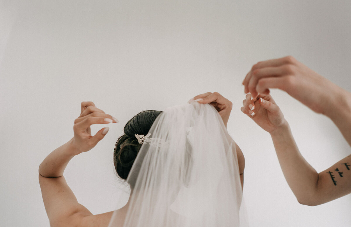 bride-getting-ready-in-santorini-scaled-1-1 (2)