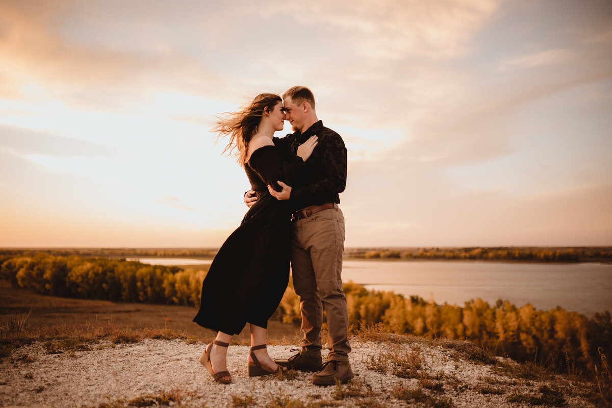 ENGAGEMENT SESSION AT KEITH SEBELIUS LAKE IN NORTON KANSAS