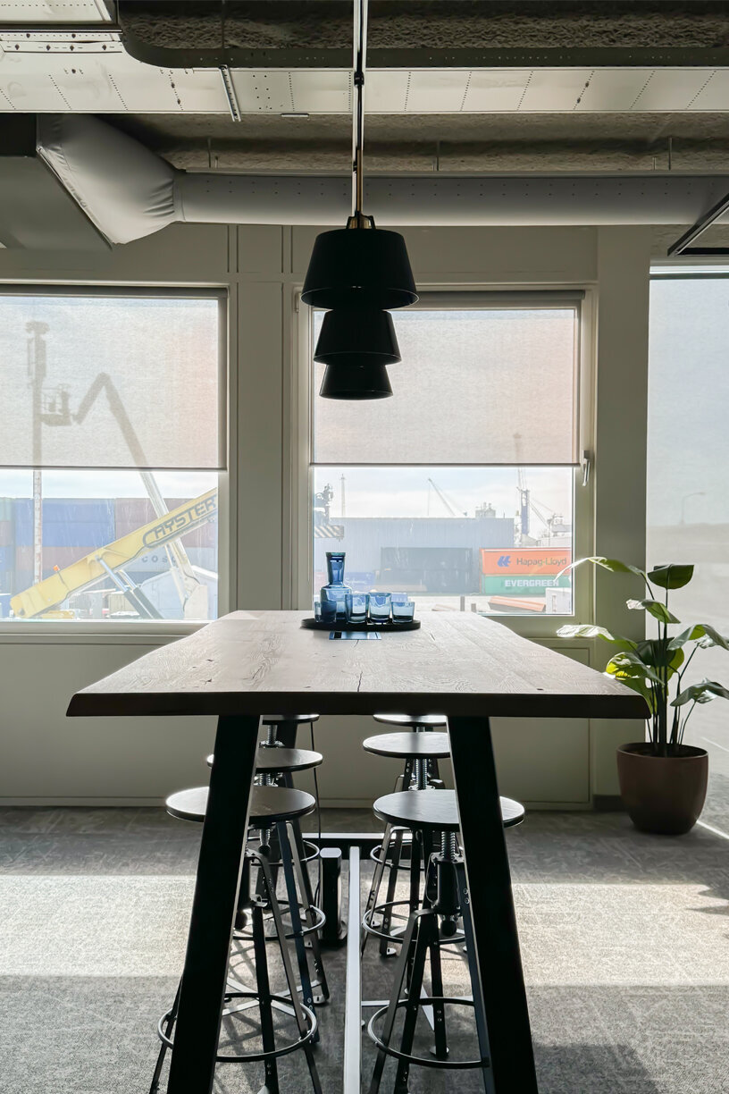 eindresultaat-project-dordrecht-kantoor-ontwerp-verbouwing-Koninklijke-Van-Der-Wees-Groep-detail-informele-vergaderruimte