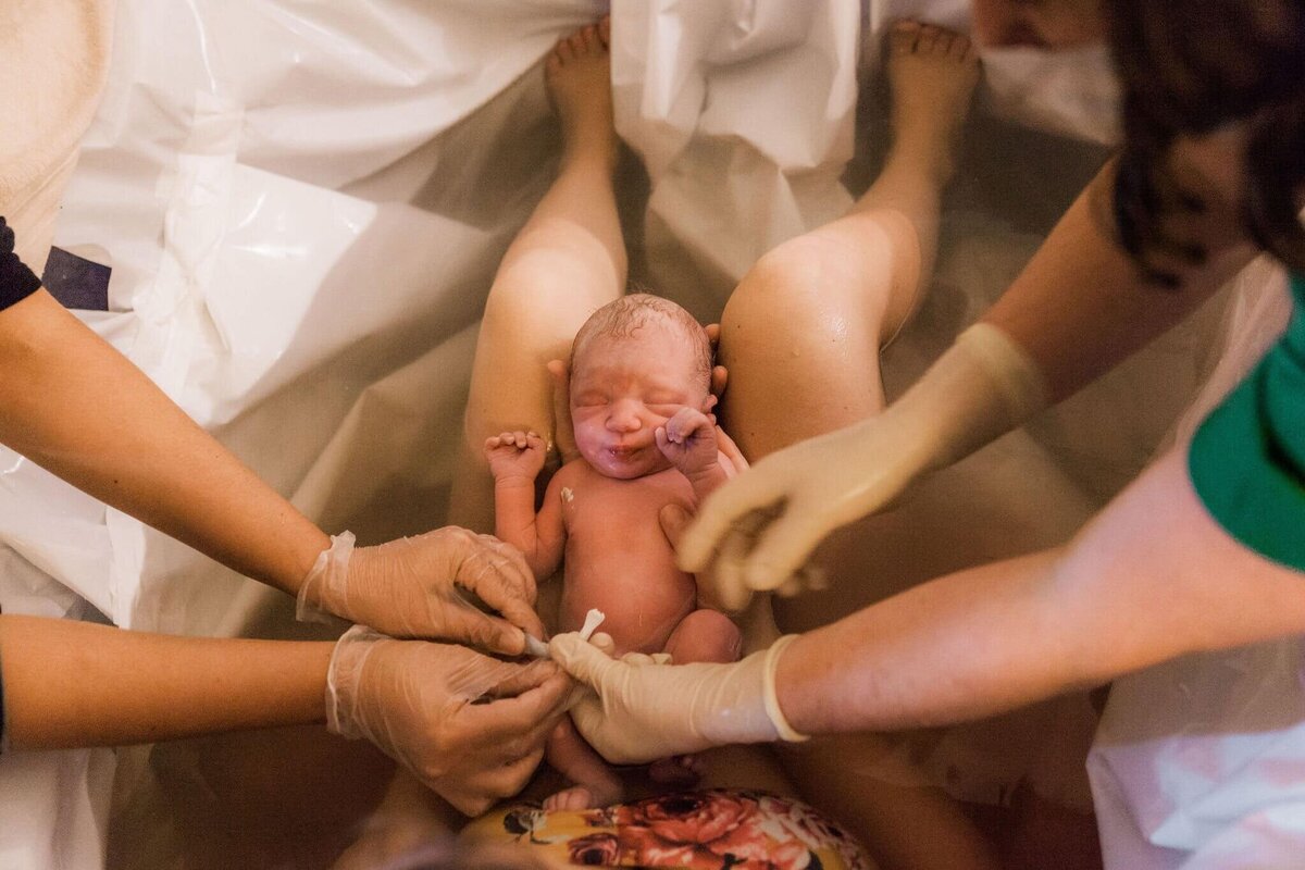 spokane-home-birth-birth+photo+cord+in+pool+
