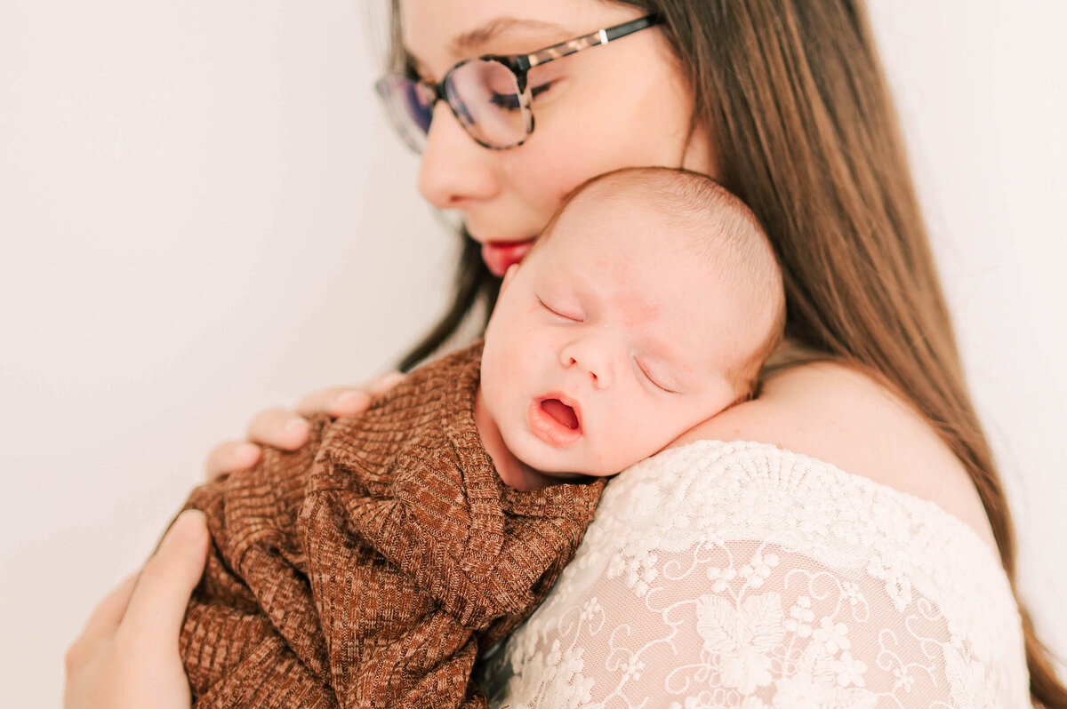 newborn sleeping on moms shoulder captured by Springfield MO newborn photographer Jessica Kennedy of The XO Photography