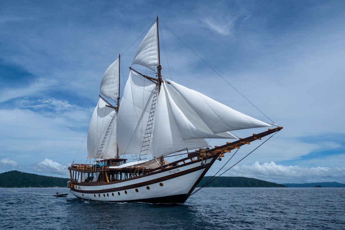Luxury Yacht Charter Raja Ampat Majik Cruise (1)