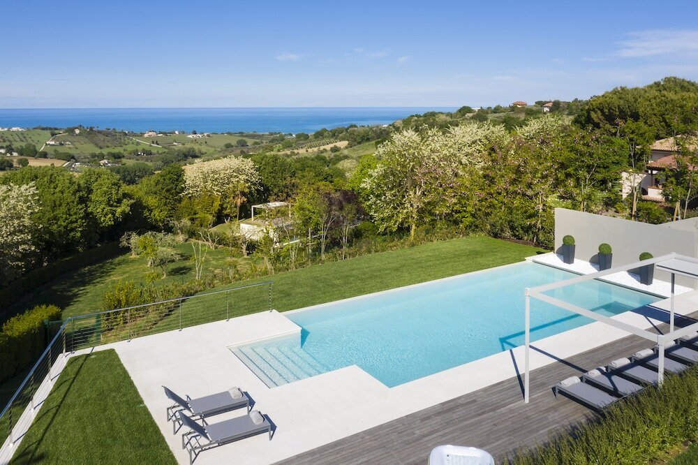 Infinity pool & decking & Adriatic view_Villa Olivo_Photo credit_Davide Bischeri. (1) copy