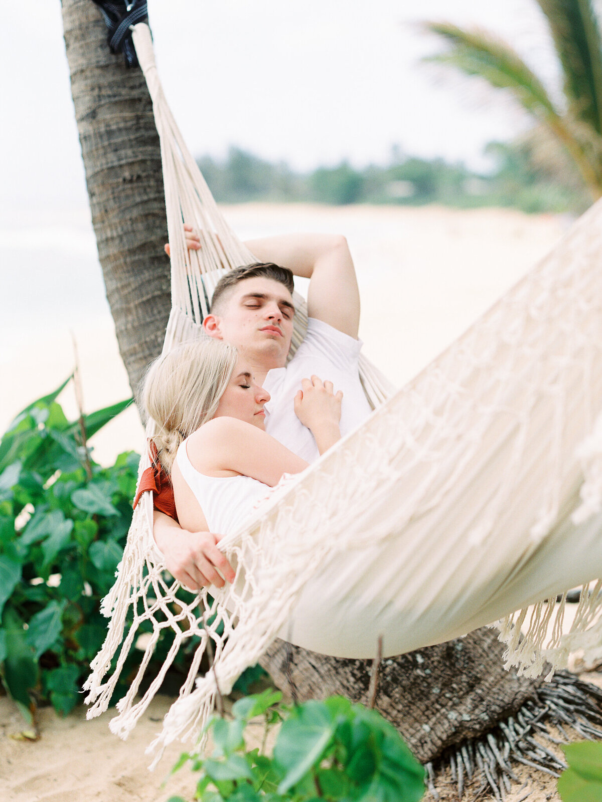 Hawaii hammock photoshoot couple
