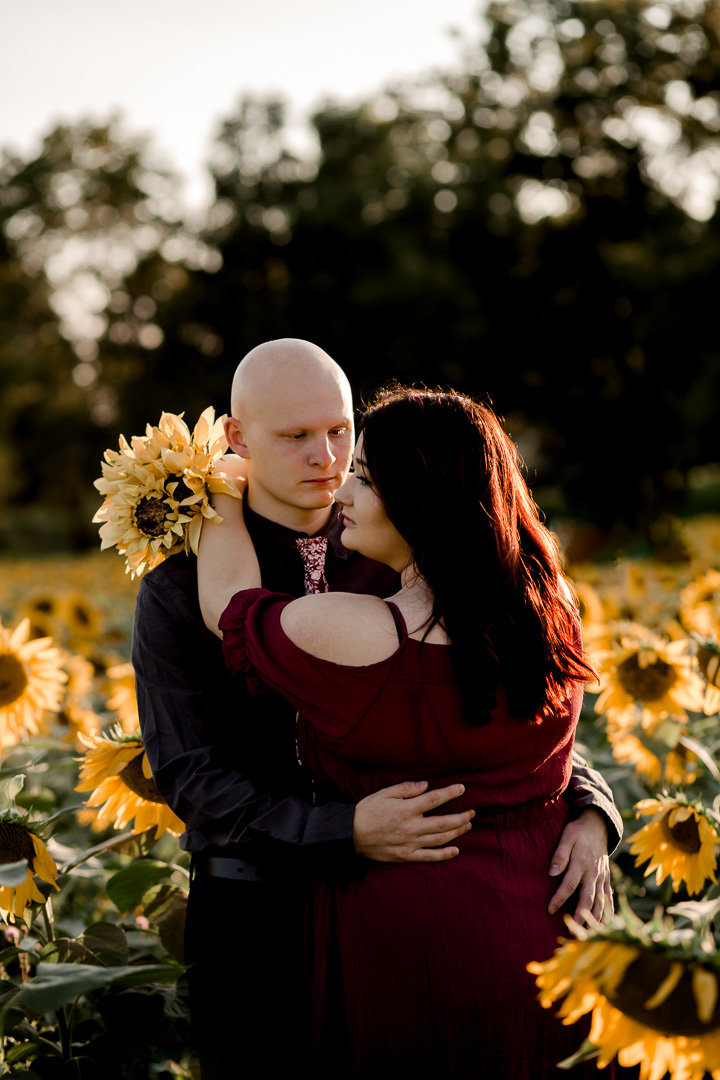 Engagement session in the sunflower field0020