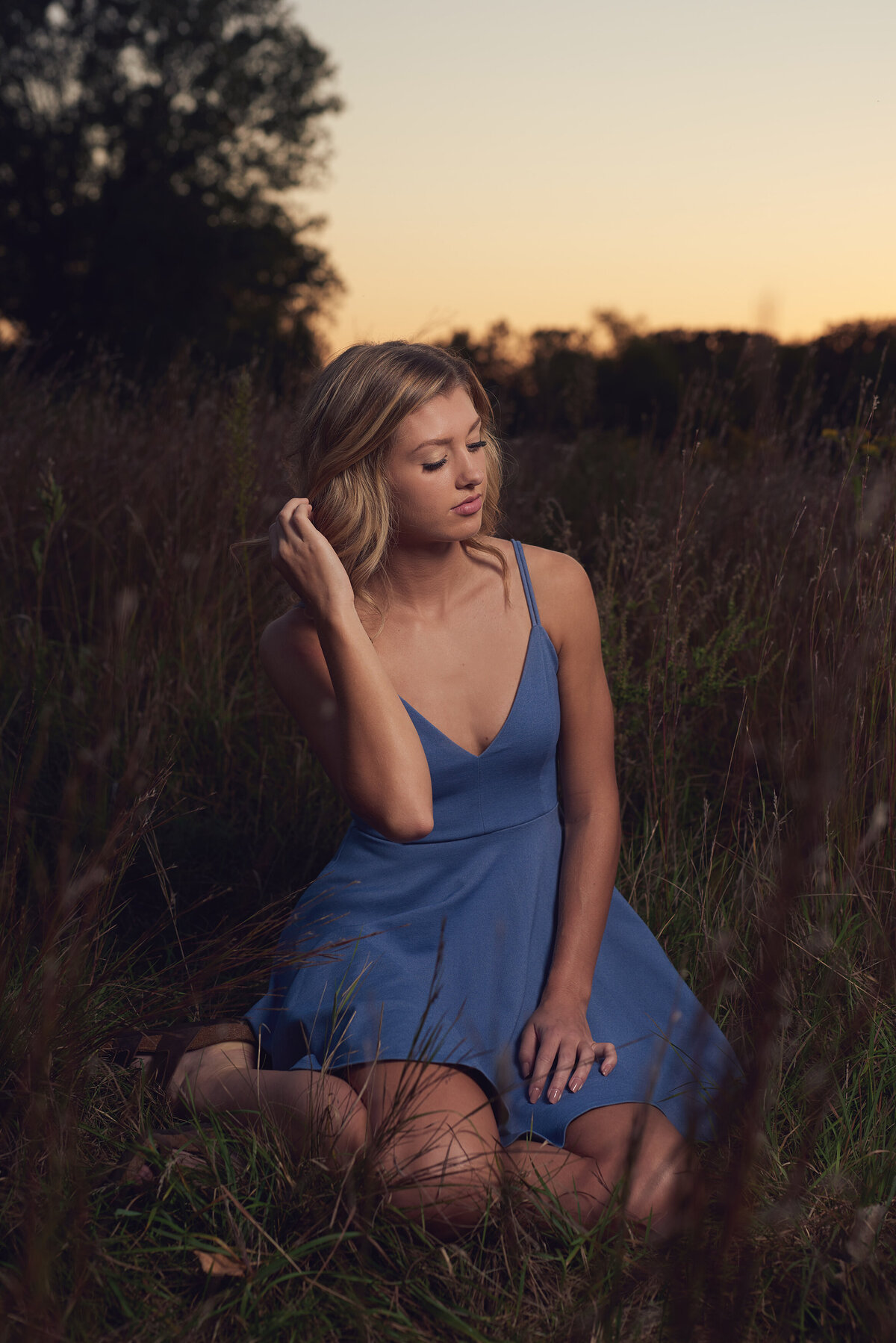 Sunset senior pictures in a field Minnesota3
