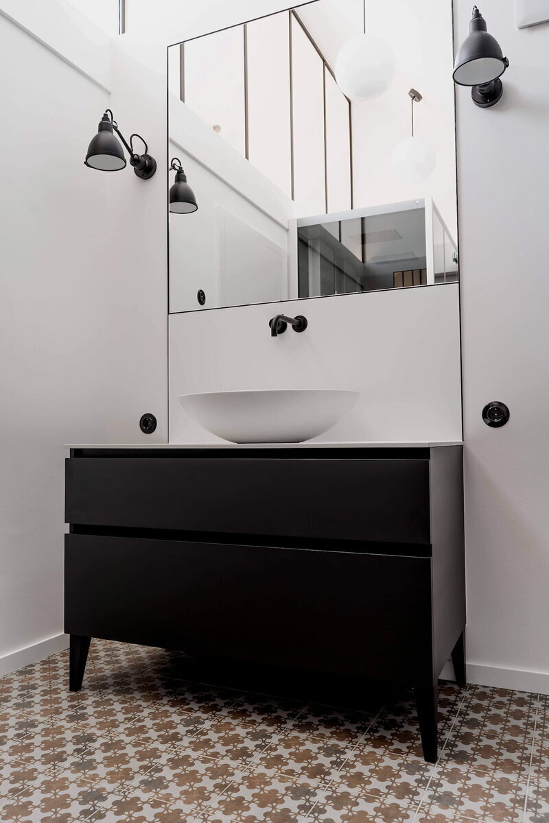 badezimmer-adam-innenausbau-waschtisch-schwarz