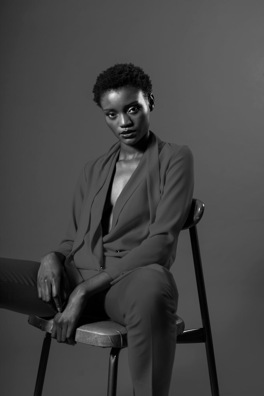 fashion-model-in-black-white