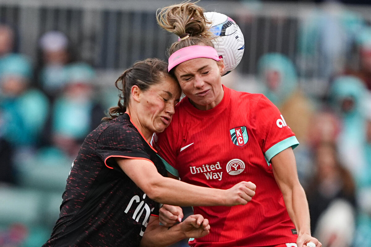 kansas-city-sports-photography-0146-soccer-players-fighting-for-ball