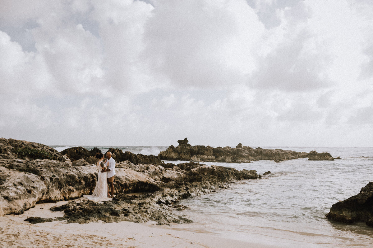 Destination wedding on the beach in Cozumel. Photo by: Tulum Wedding Photos