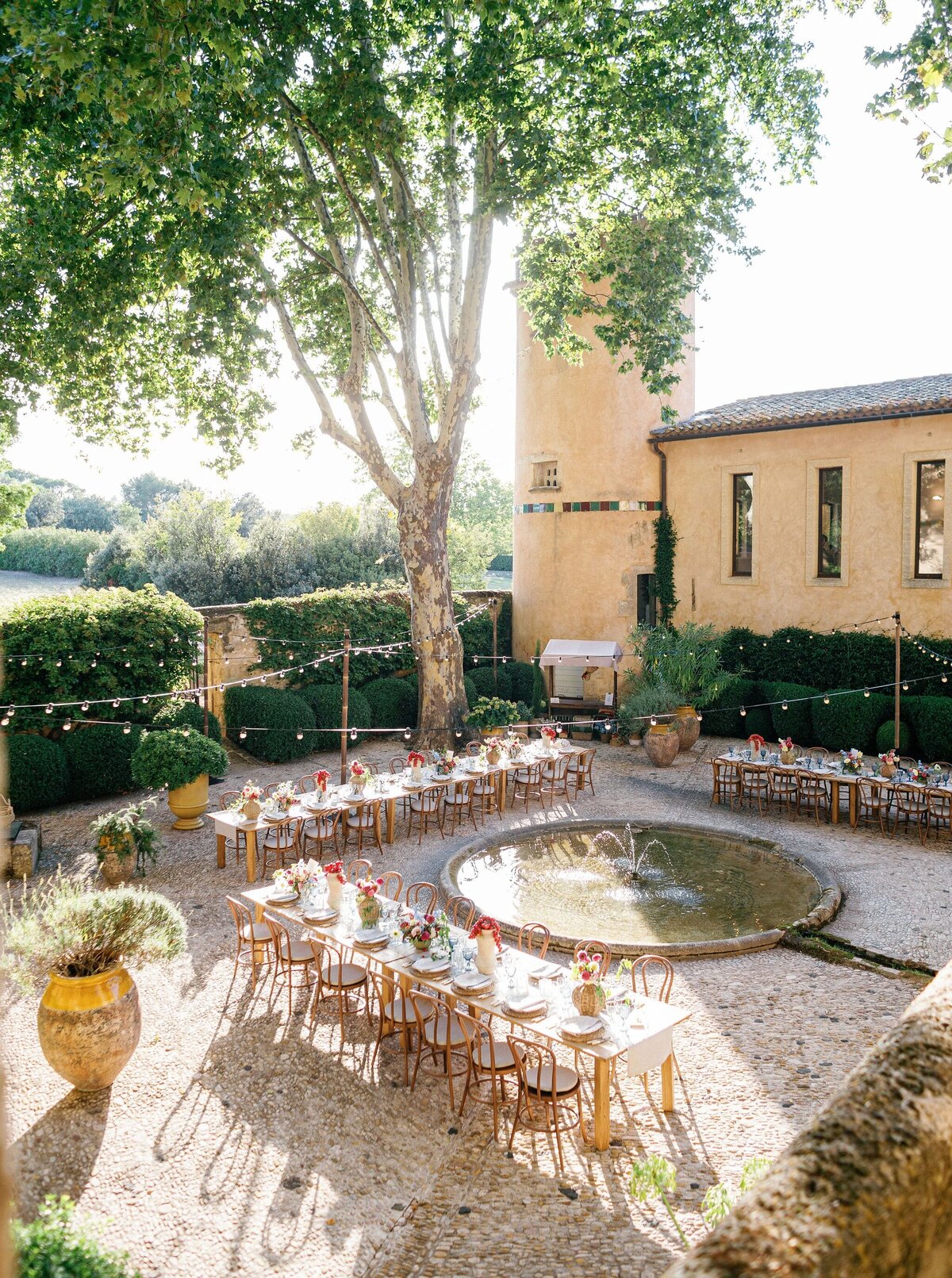 villa-baulieu-courtyard-dinner-long-tables