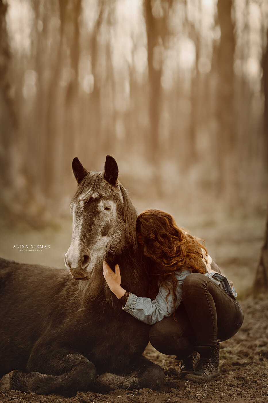 Paard en eigenaar in een serene weide tijdens een professionele fotoshoot in Groningen.