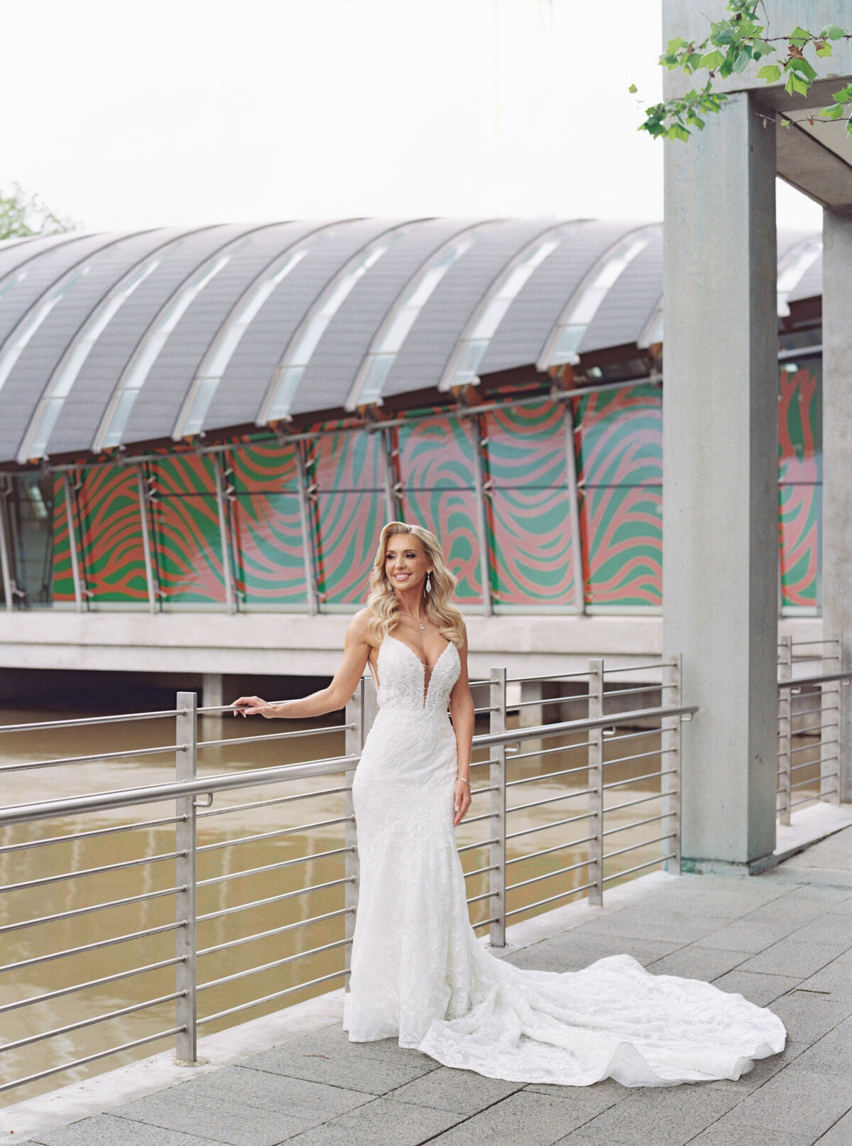 A wedding photo portrait of the bride in Crystal Bridges Museum of American Art in Betonville, Arkansas