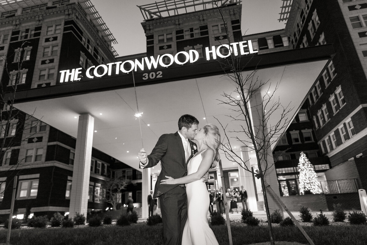 AmberandTylerWedding-CottonwoodHotelOmaha-Nov292020-SamAremanPhoto-201111