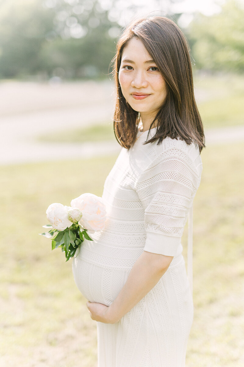 妊婦さんと芍薬の花が美しい、オシャレなマタニティフォト。青葉区の公園でYukika Ishikawa Photographyが撮影。