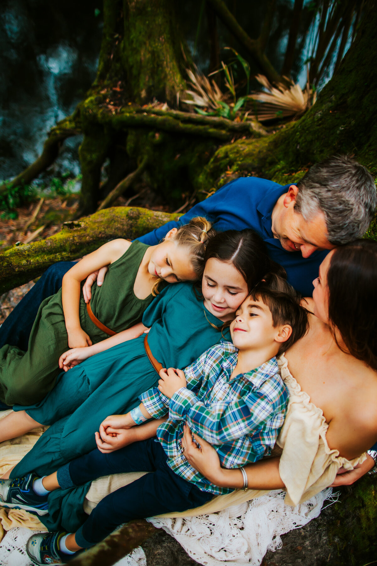 woodsy park family photo session in greenery