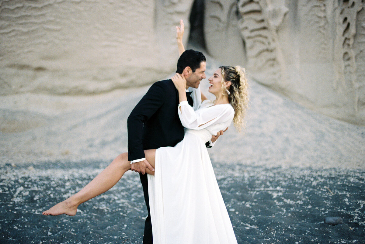 Shepardbrideandgroomfirstlooksantorini35mmfilm
