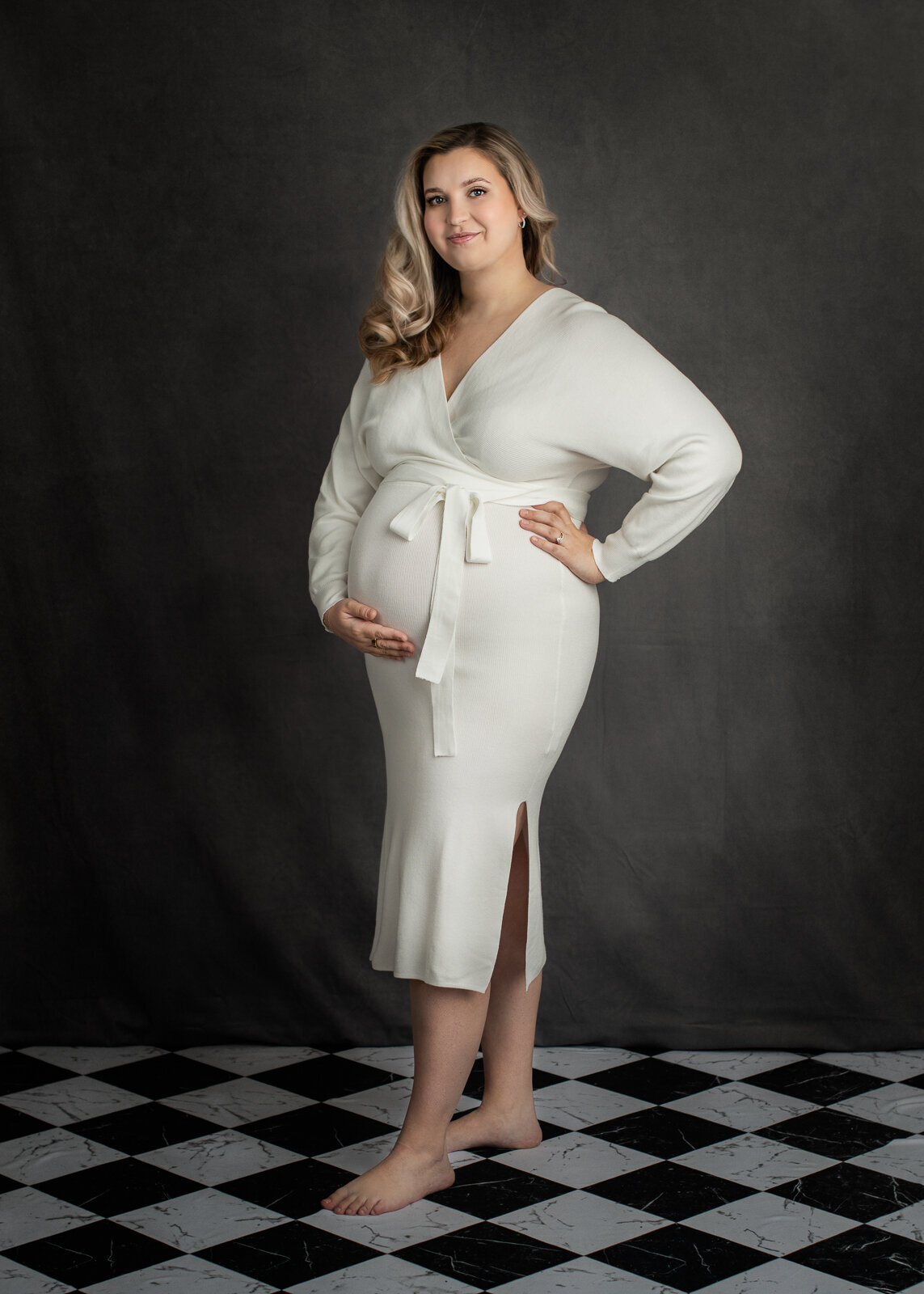 Maternity photo woman with white dress Erin Belles