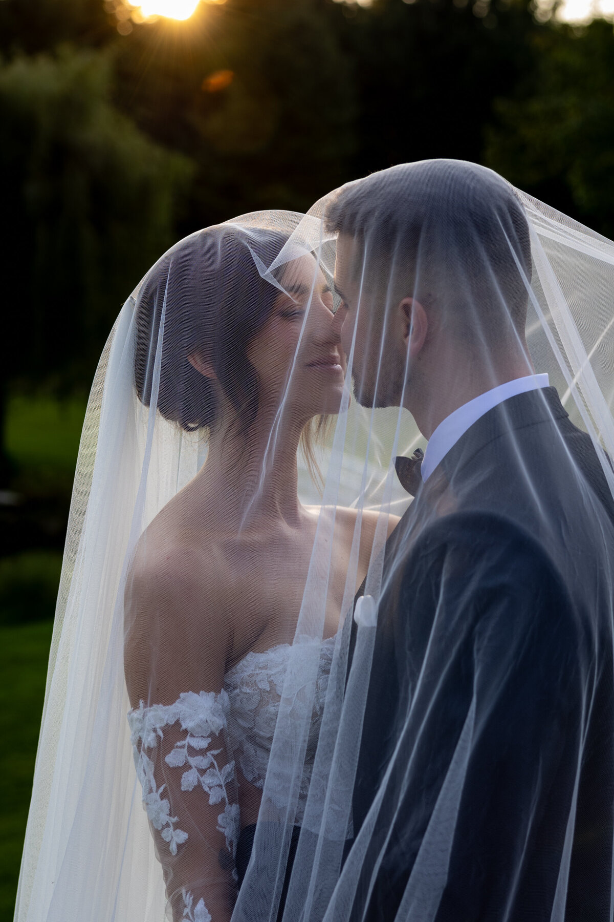 Heure dorée photo de couple avec voile Photographe Montréal