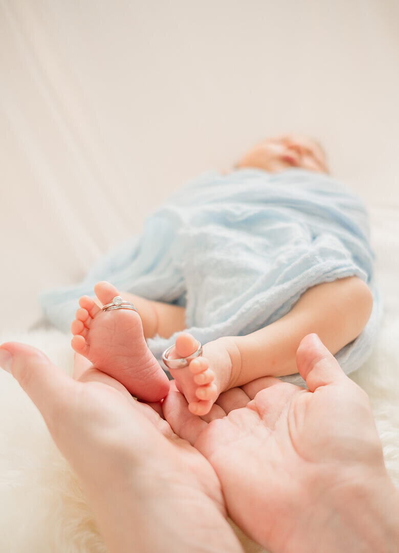 Detail shot of baby feet and toes by Hikari Lifestyle Photography, Gold Coast maternity photographer