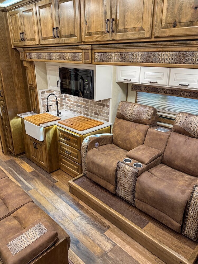 luxury-living-quarter-horse-trailers-trail-boss-conversions-living-areas-3