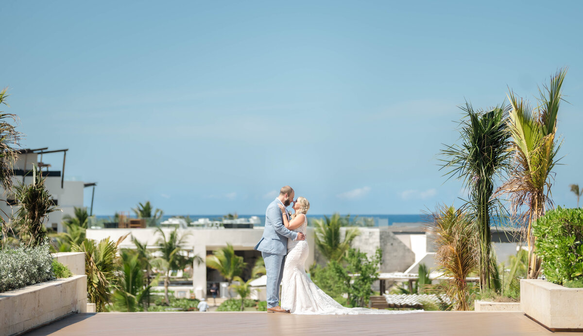 a couple has their first look in Punta Cana