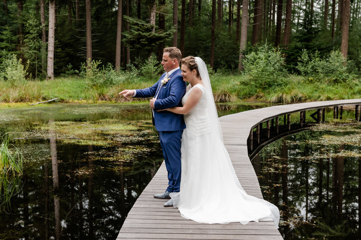 Trouwen in Beetsterzwaag, Wallebos, trouwfotograaf Friesland, bruiloft fotograaf  (17)