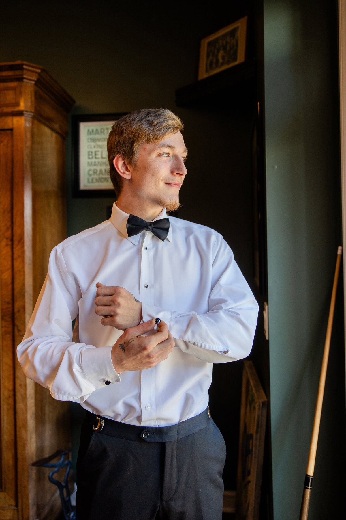 Groom Getting Ready_014