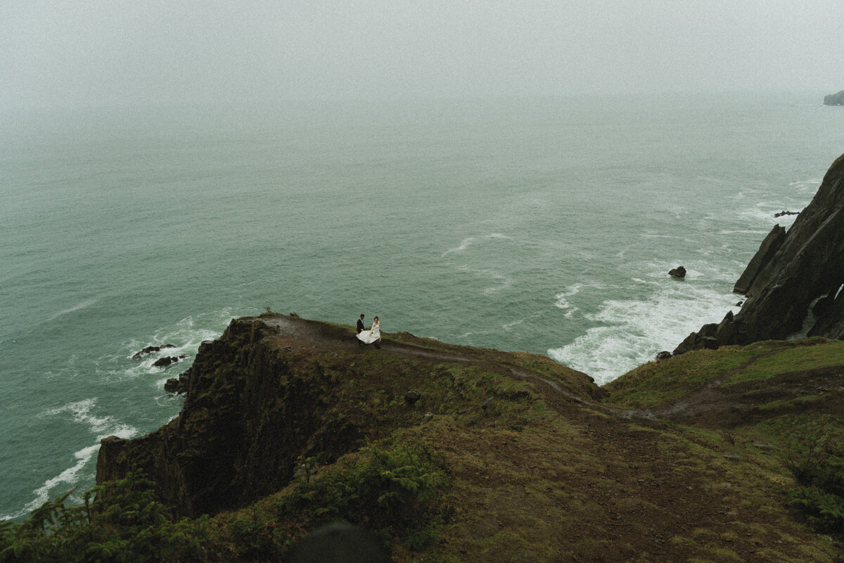 elopement oregon cliff - lizarrietaphotography-52