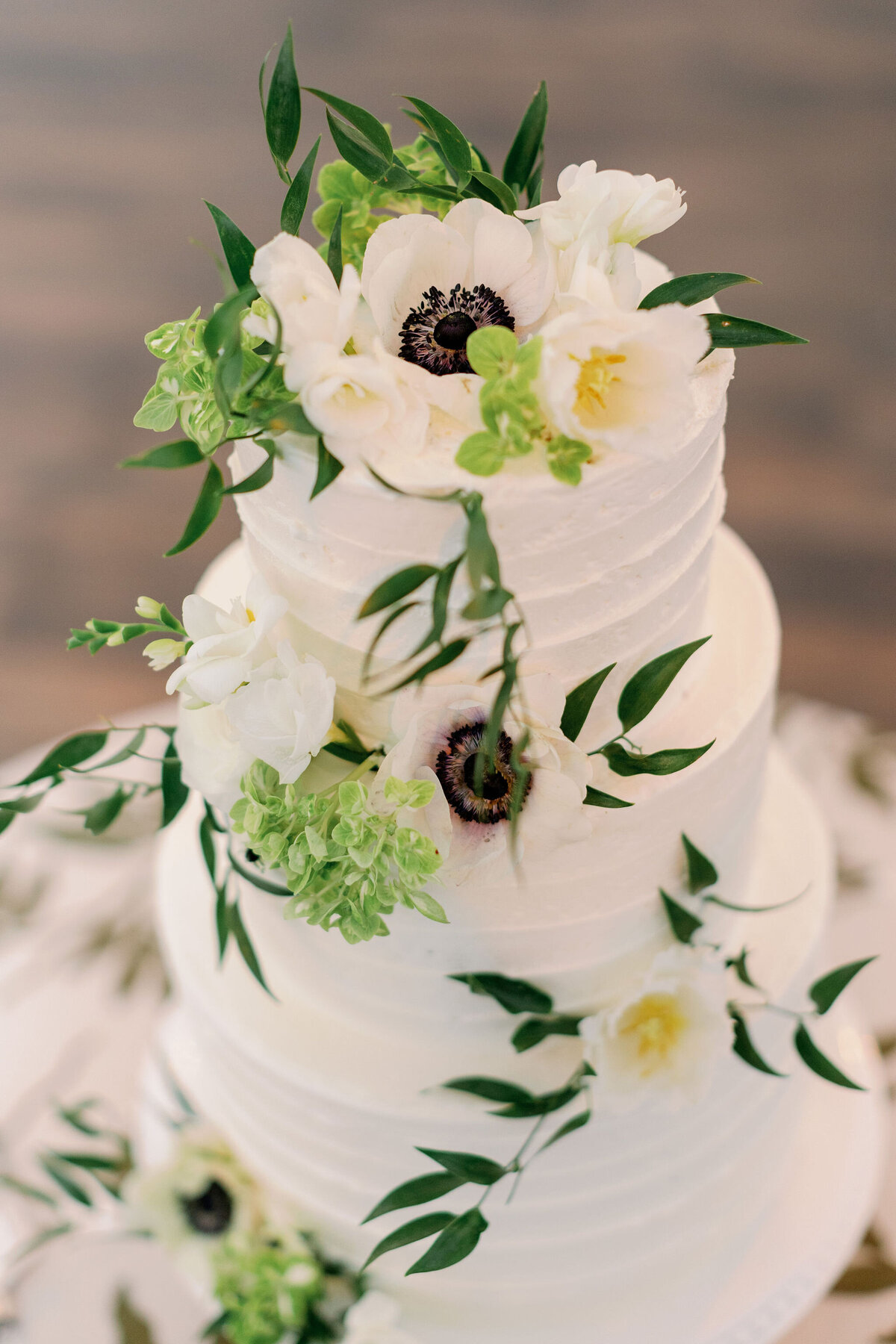 Close up photo of the wedding cake decorated with flowers. 