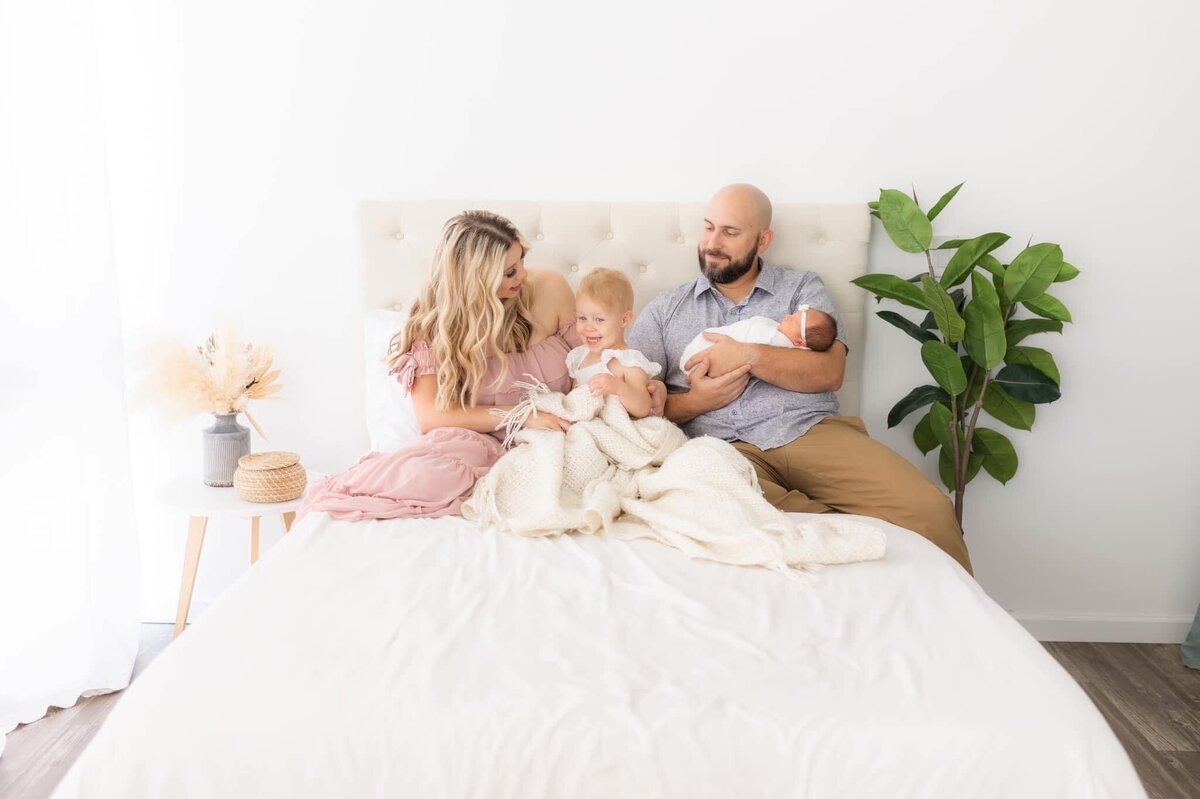 newborn-family-bed-pose