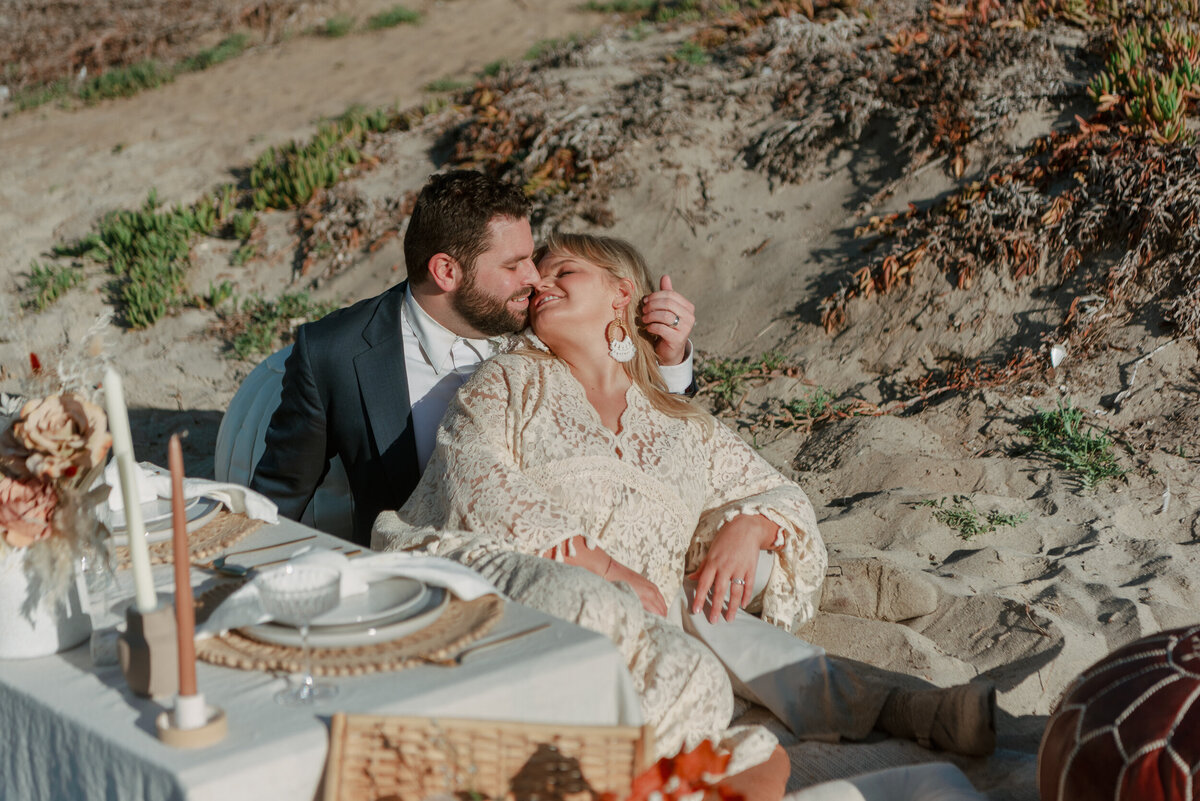 Beach Elopement picnic kiss