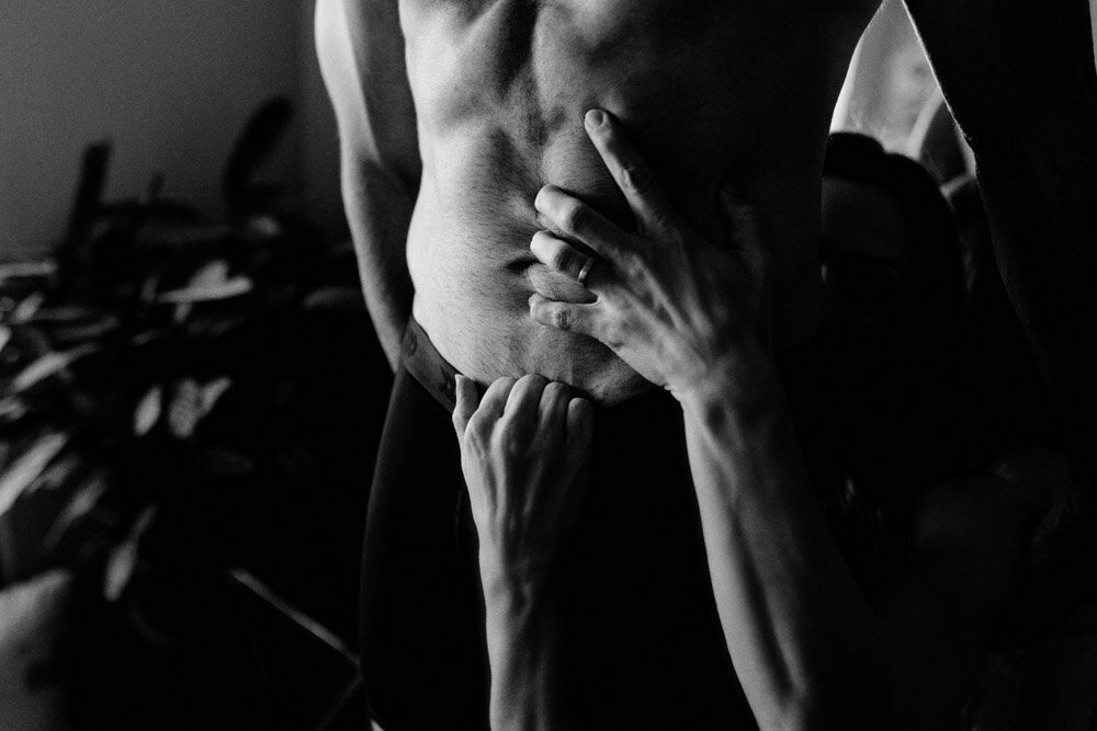 dramatic-couples-boudoir-hands