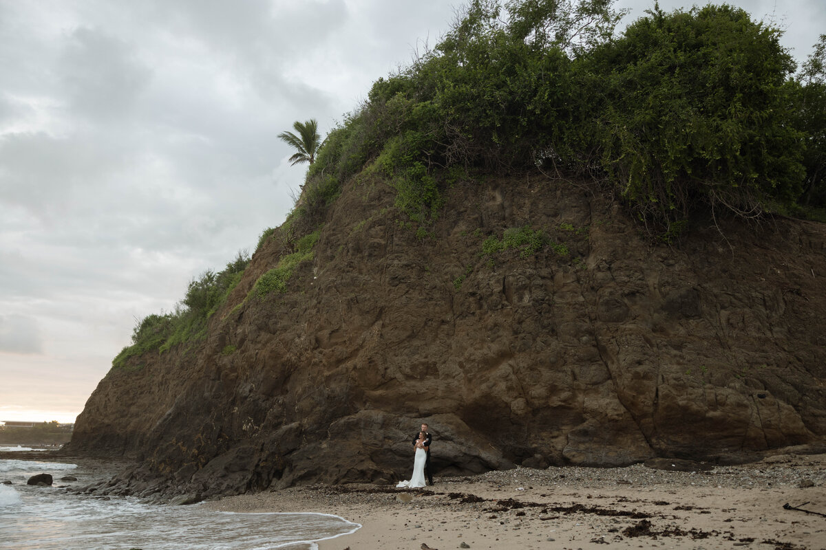 couple kissing from below