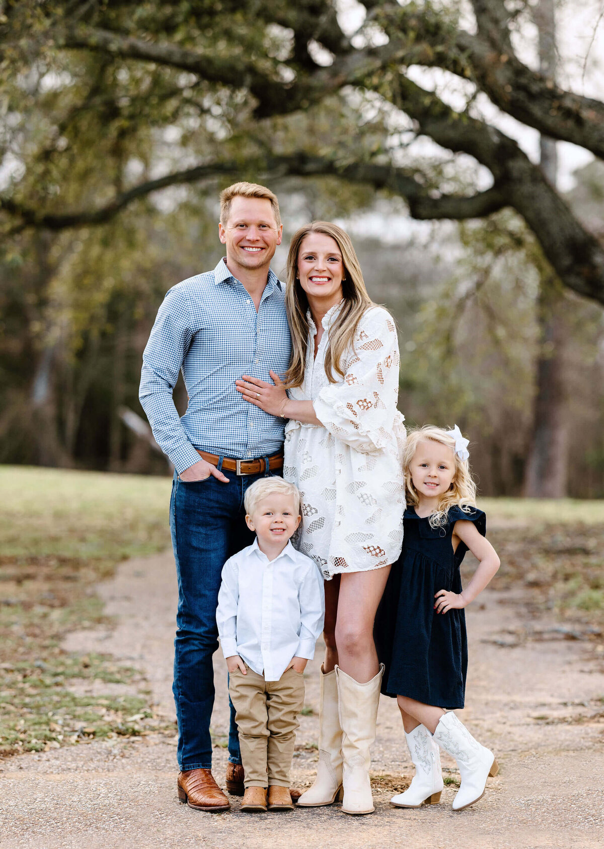 spring family pictures of young family wearing neutral colors