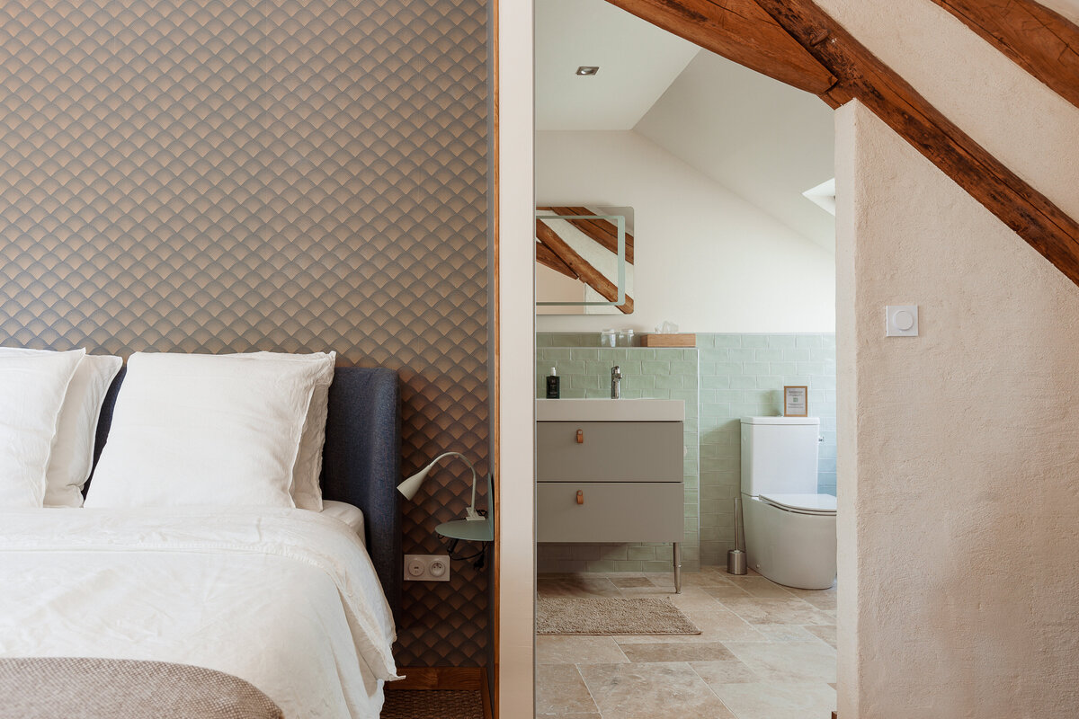 Professionele fotografie van sfeervolle slaapkamers die direct een vakantiegevoel oproepen.