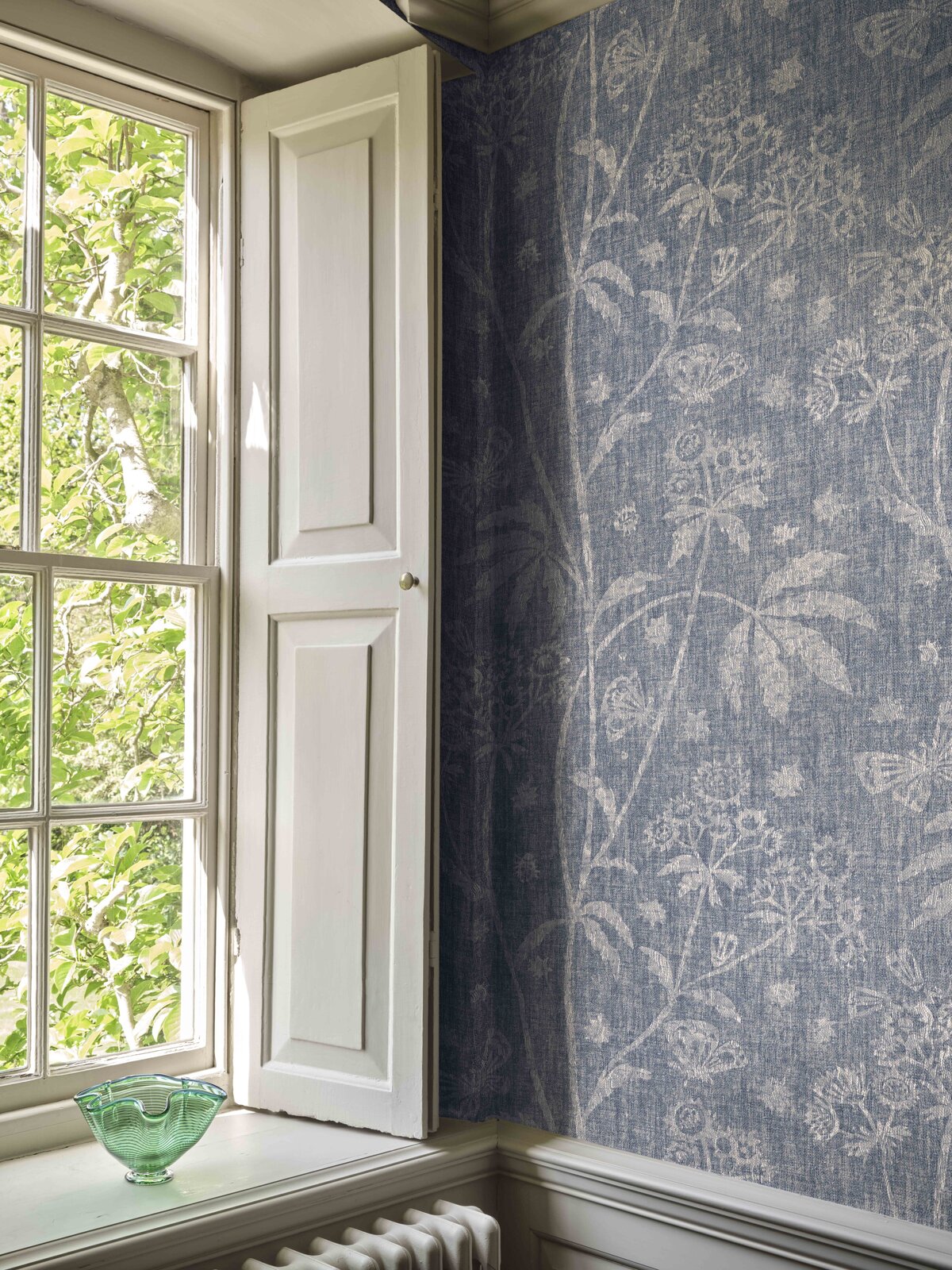 FERMOIE-AUTUMN 25-WALLPAPER-BLUE-ASTREA-WPASTR-008-LIFESTYLE-MED