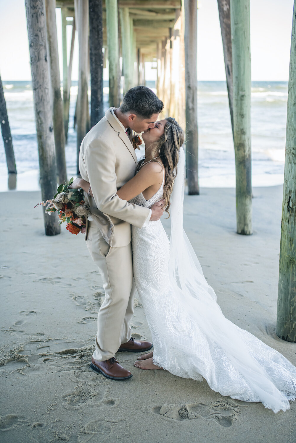 finer-points-coastal-kitty-hawk-pier-wedding00012