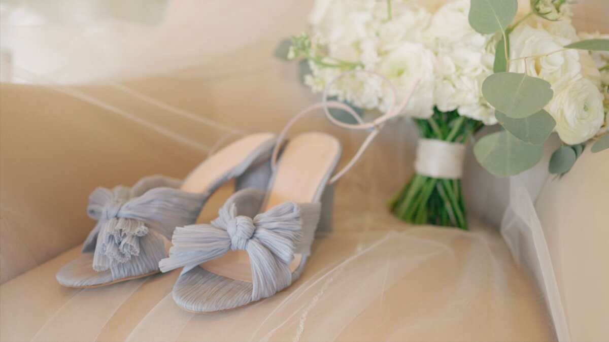 shoes-and-bouquet