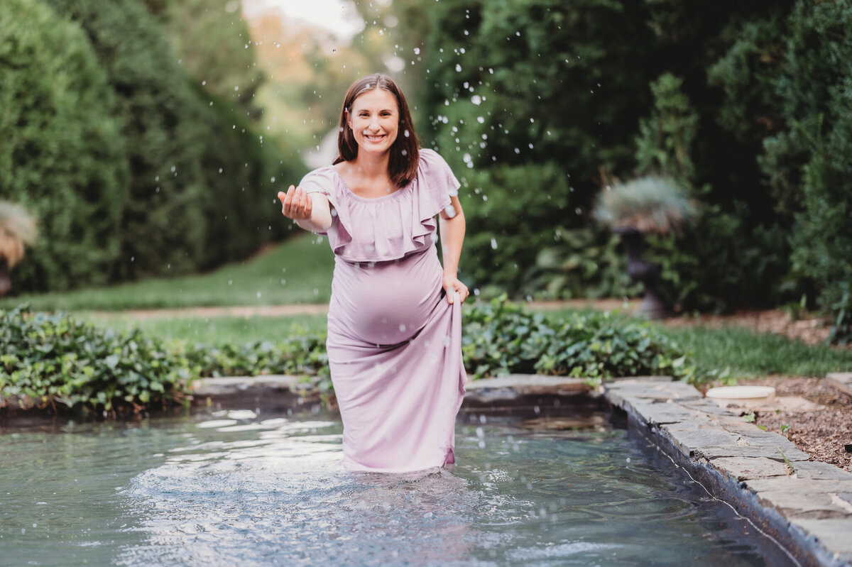 Maternity photos in a wading pool at Oatlands