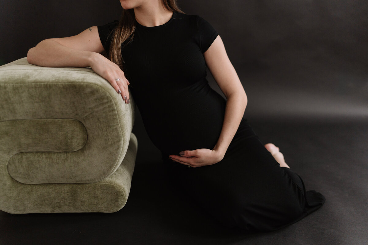 MN Maternity Photographer Beyond the Pines L6302