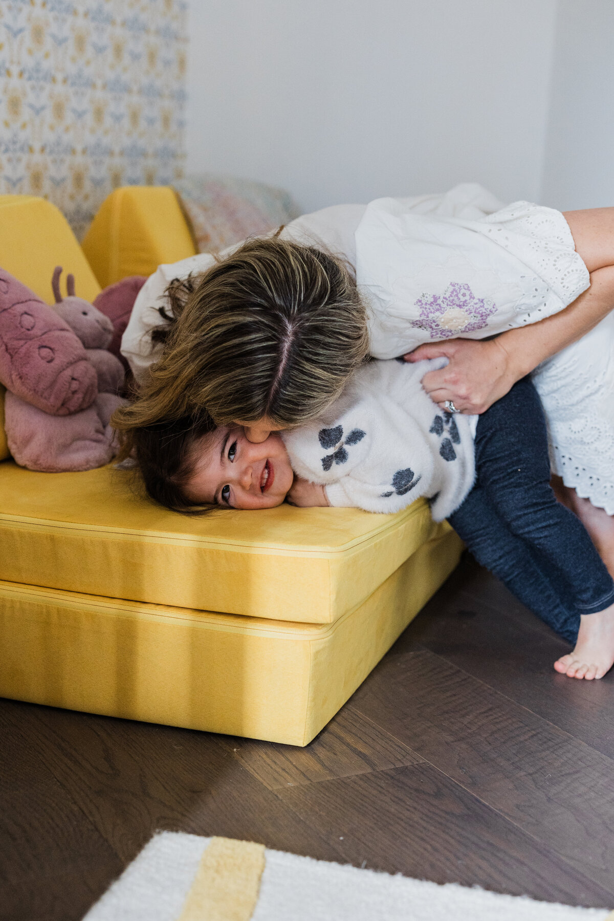 mom-kissing-toddler-in-LA-photography-session