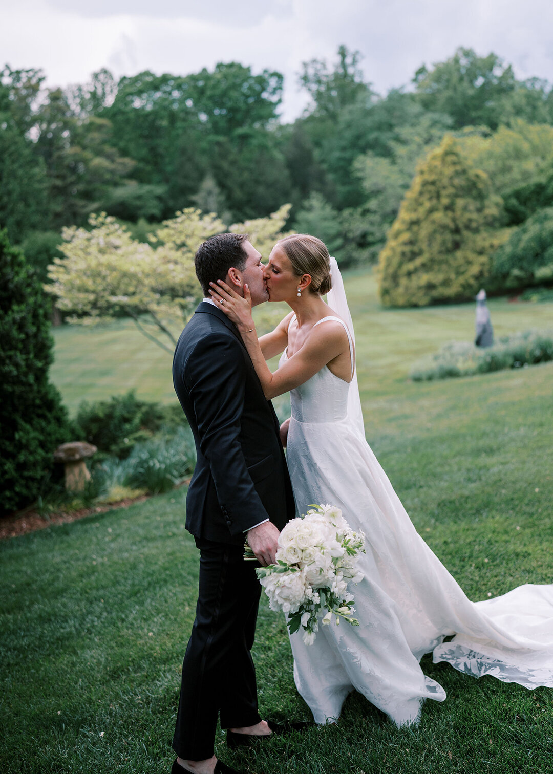 KathleenRob5-3-25GlenstoneGardenVA-VickiGraftonPhotography-642