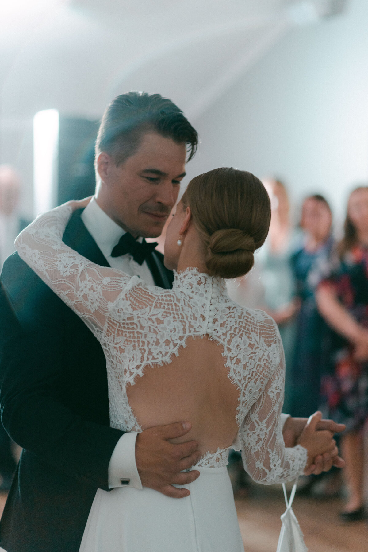 Documentary wedding photo of couple dancing their first dance in Airisniemi manor in Turku. Romantic moments captured by wedding photographer Hannika Gabrielsson.