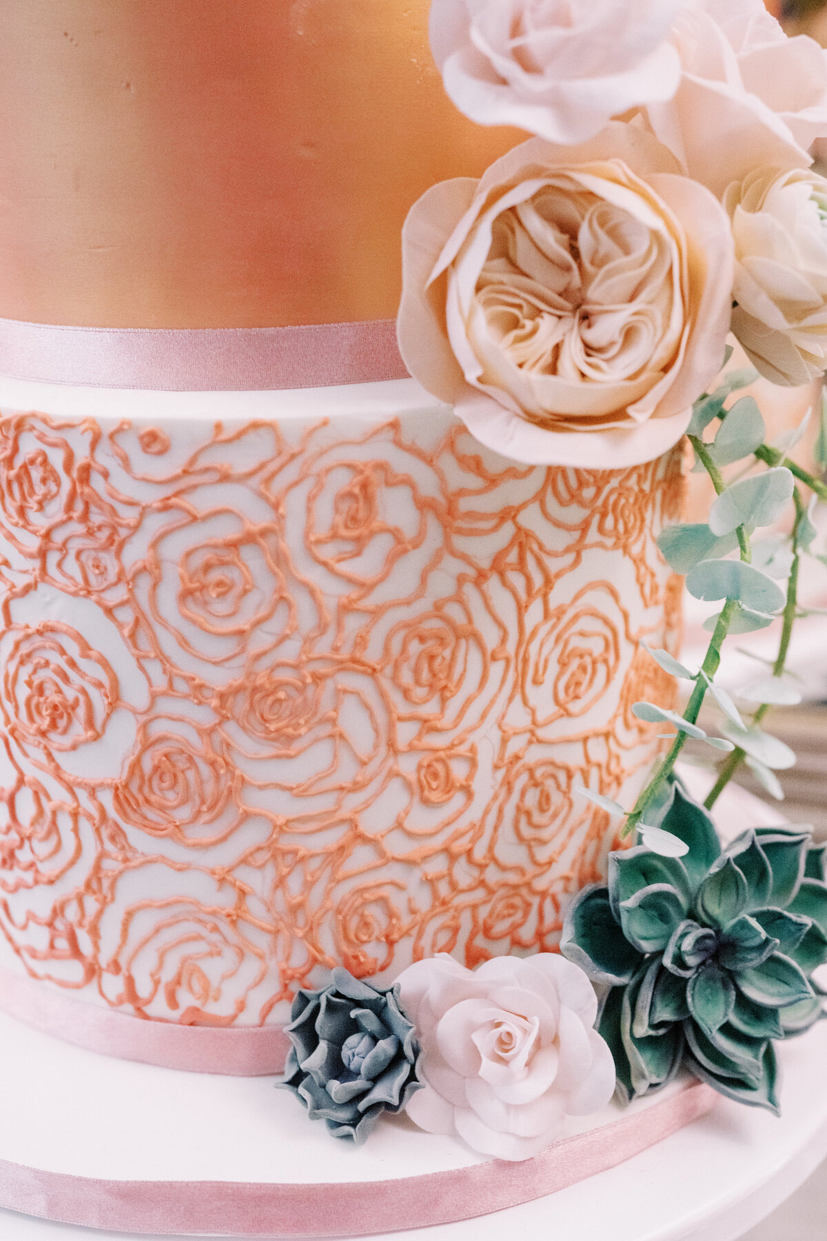rose gold cake flower details