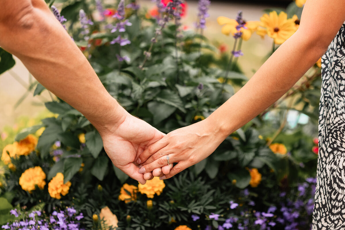 couple-holding-hands