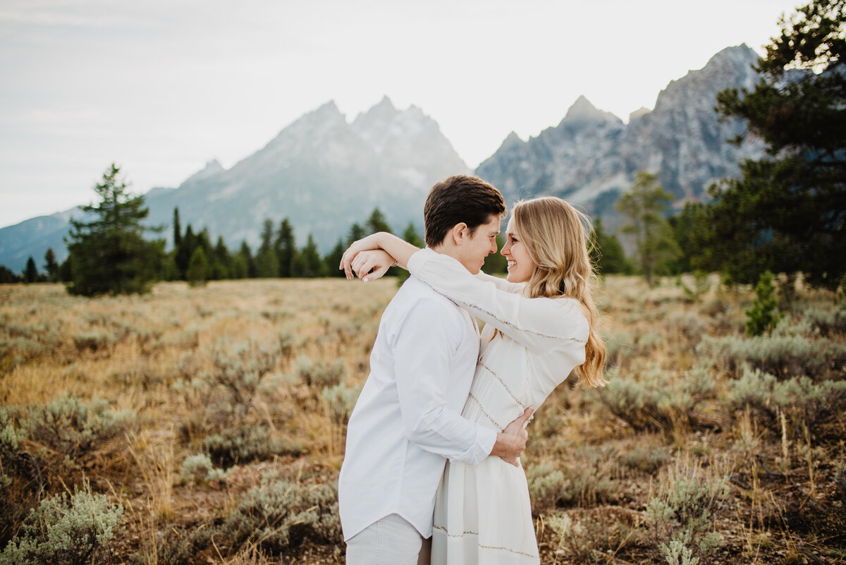 Photographers Jackson Hole capture couple embracing