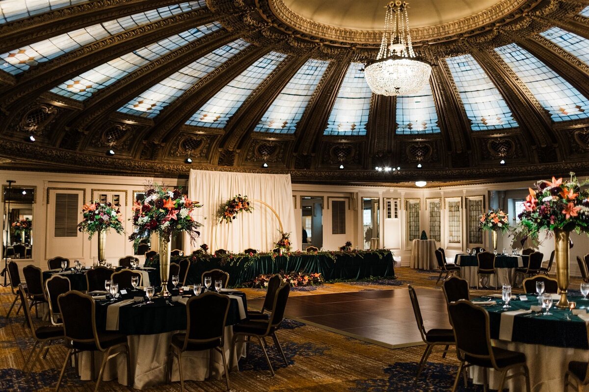 Rich evergreen wedding at arctic club 