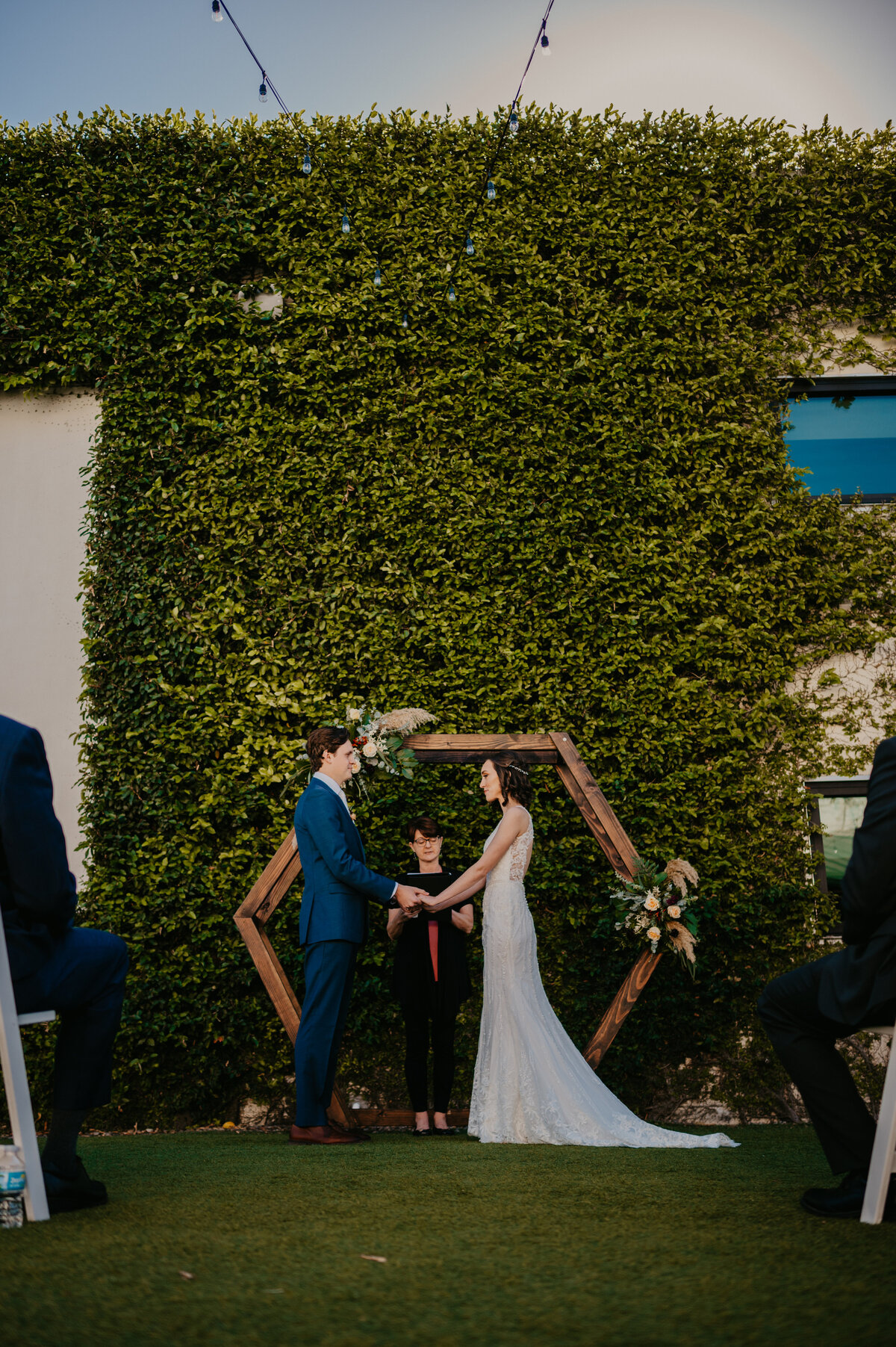 mariah-lacy-photo-elope-in-tampa-green-bench-chantilly-chic-planners-5