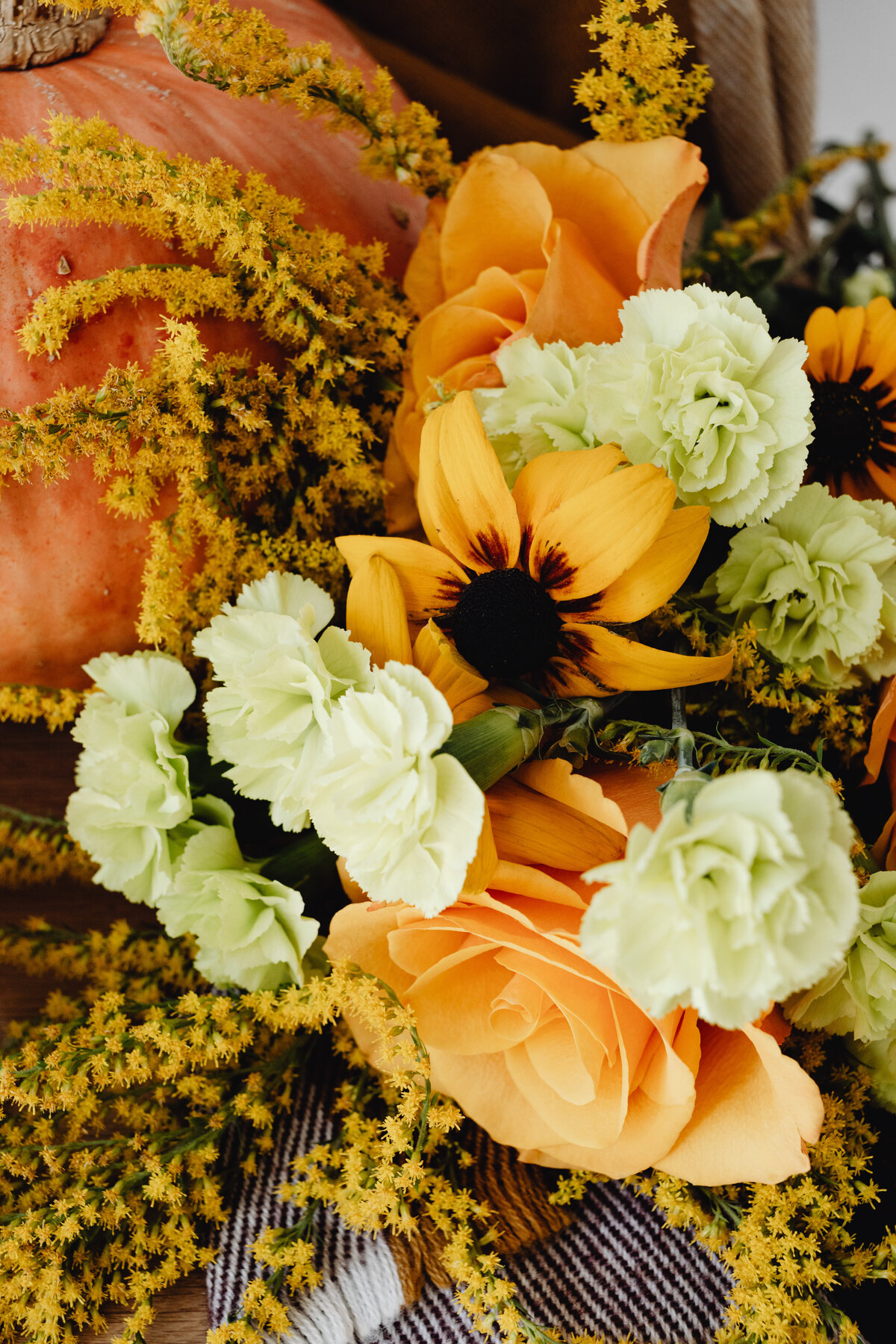 kaboompics_bright-autumn-backgrounds-pumpkins-flowers-candle-23008